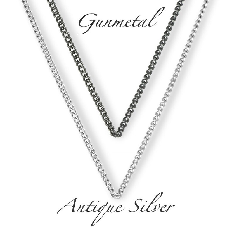 Puede incluir: Dos cadenas, una plateada y otra de metal ca&ntilde;&oacute;n, se muestran colgando sobre un fondo blanco. La cadena plateada est&aacute; etiquetada como "Antique Silver" y la cadena de metal ca&ntilde;&oacute;n est&aacute; etiquetada como "Gunmetal".