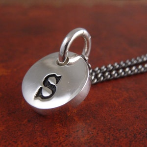Collar de encanto inicial - Antiguo amuleto inicial de plata en 18 "Gunmetal Charm