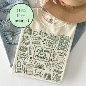 Op de afbeelding: Crème t-shirt met groene illustraties van boeken, koffiekopjes en de tekst "just one more chapter". Het shirt wordt getoond met een blauwe jeans, een ketting en een beige hoed. Een groene cirkel zegt "3 PNG-bestanden inbegrepen".