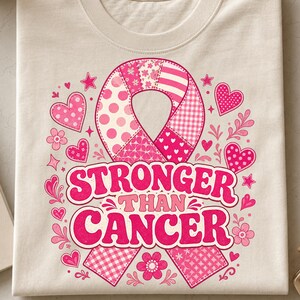 PNG de concienciación sobre el cáncer de mama, diseño de sublimación de lazo rosa, gráfico "Más fuerte que el cáncer", diseño de camiseta rosa patchwork, lunares a cuadros