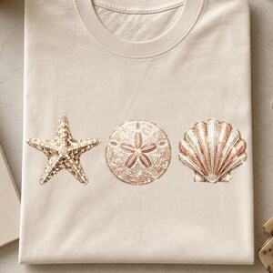 Conchiglie PNG, Trio Costiero, Design con Finte Paillettes, Glamour da Spiaggia, Boutique dell'Oceano, Decorazioni Nautiche, Conchiglie da Sirena, Maglietta per Amanti dell'Oceano