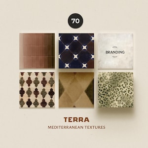 Puede incluir: Seis baldosas cuadradas con texturas mediterráneas en tonos marrones, azules y beige. Una baldosa muestra la palabra "BRANDING". También se ven las palabras "TERRA" y "MEDITERRANEAN TEXTURES". El número 70 está en un círculo negro en la parte superior.