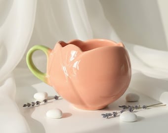 手作りのピンクのチューリップマグカップ – Floral Pottery、Cottagecore Kitchen
