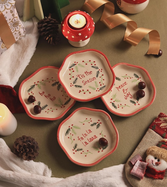 Handgefertigte Weihnachtskeramik-Snackteller - Festliches Feiertagsdekor, 4-er Set