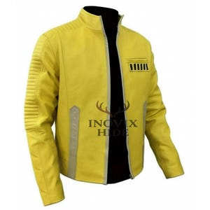 Puede incluir: Chaqueta de cuero amarillo brillante con cuello alzado y cierre de cremallera. La chaqueta presenta detalles acanalados en las mangas y un pequeño parche rectangular con rayas negras en el pecho. Corte entallado.