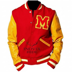 Könnte beinhalten: Rote Collegejacke mit gelben Ärmeln und einem großen gelben "M"-Aufnäher. Die Jacke hat eine Knopfleiste, weiß-gelb gestreifte Bündchen und einen weißen Kragen. Die Jacke hat zwei gelbe Taschen und den Text "INOVIX HIDE".