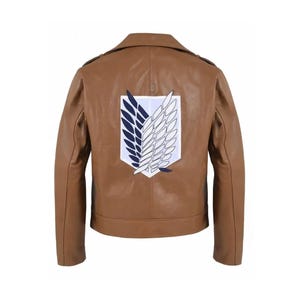 Könnte beinhalten: Braune Lederjacke mit weißem und blauem Emblem auf dem Rücken. Die Jacke hat ein klassisches Design mit Kragen, Schulterklappen und einem Frontreißverschluss. Das Emblem zeigt ein stilisiertes Flügeldesign.