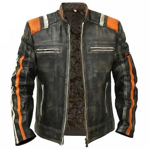 Könnte beinhalten: Eine schwarze Lederjacke im Used-Look mit orangefarbenen und weißen Rennstreifen auf den Ärmeln und Schultern. Die Jacke hat einen Reißverschluss, zwei Brusttaschen mit Reißverschluss und ein gestepptes Futter. Eine klassische Motorradjacke.