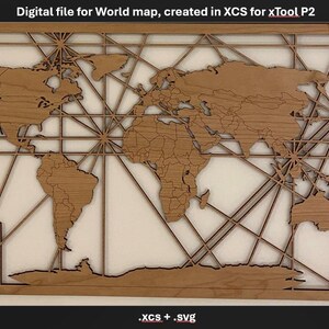Op de afbeelding: Houten wereldkaart met geometrisch ontwerp, lasergesneden, met continenten en een kompasroos. De kaart heeft een lichtbruine afwerking, met de tekst "Digital file for World map, created in XCS for xTool P2". Bestandsformaten: .xcs + .svg.