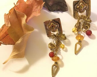 Boucles d’oreilles Orange or et Jaune Dangle Boho Gypsy Hippie Gold Tone et Boucles d’oreilles en laiton aux formes géométriques et aux charmes de cristal vintage Rétro