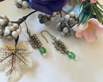 Pendientes de cristal verde con perlas malva colgantes