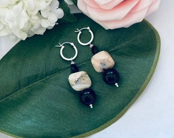 Boucles d'oreilles créoles en argent sterling avec opale péruvienne rose et onyx noir Fait main Créoles style contemporain moderne Unique unique en son genre Cadeau