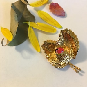 Gold Leaf Brooch Vintage Gold Detailed Double Leaf Pin With Red Ladybug Woodland Nature Themed Jewelry Whimsical Fall Autumn Ladybug Pin