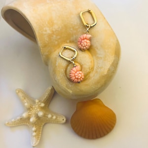 Pendientes de aro con forma de concha de nautilus rosa, dijes de caracol marino de cerámica chapados en oro de 24 quilates, joyería con temática playera y oceánica.