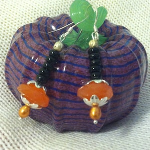 Pendientes de plata de ley con cornalina y ónix, piedras preciosas negras y naranjas, joyería artesanal de otoño y Halloween.