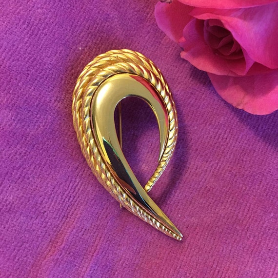 Gold Swirl Brooch Vintage Classic Style Ribbed an… - image 1