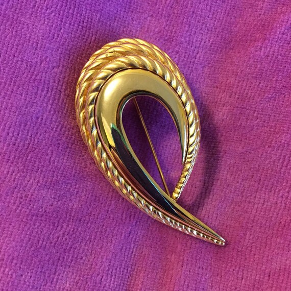 Gold Swirl Brooch Vintage Classic Style Ribbed an… - image 4