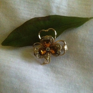 Shamrock Pin Vintage Irish Cultural Brooch St. Patrick&#39;s Day Gift Amber Shamrock Pin Shamrock Brooch Heart Shamrock Irish Themed Jewelry