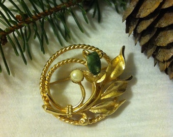 Leaf Circle Brooch Vintage Woodland Sarah Coventry Jade Garden Pin Gold Leaf Jade Pearl Wreath Pin Green Gold White Leaf Jewelry Christmas