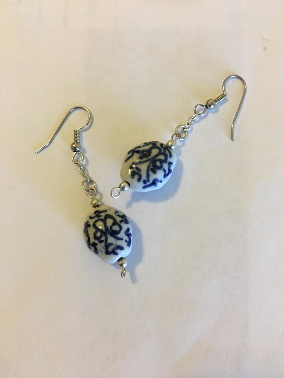 Blue and White Floral Ceramic Beaded Necklace and… - image 7