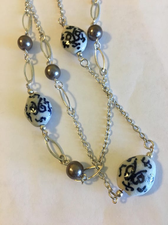 Blue and White Floral Ceramic Beaded Necklace and… - image 9