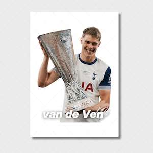 Könnte beinhalten: Ein Poster mit einer lächelnden Person, die eine große silberne Trophäe hält. Die Person trägt ein weißes und marineblaues Sporttrikot mit dem Wort "A" sichtbar. Der Text "van de Ven" ist unten aufgedruckt.