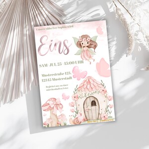 Op de afbeelding: Een roze uitnodigingskaart met een fee&euml;nthema. De kaart toont een fee&euml;nillustratie, vlinders en een paddenstoelenhuis. Tekst bevat het woord "Eins" en evenementdetails.