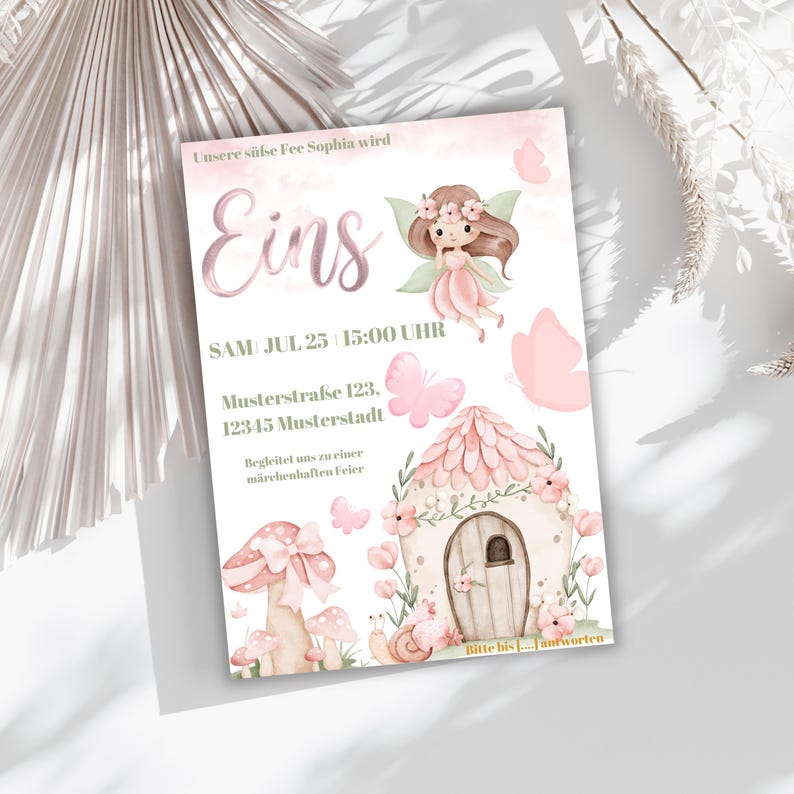 Op de afbeelding: Een roze uitnodigingskaart met een fee&euml;nthema. De kaart toont een fee&euml;nillustratie, vlinders en een paddenstoelenhuis. Tekst bevat het woord "Eins" en evenementdetails.