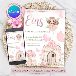 Op de afbeelding: Een roze en witte uitnodiging met een fee&euml;nthema, met een fee&euml;nillustratie, een paddenstoelenhuis en vlinders. De uitnodiging bevat de tekst "Eins" en evenementdetails. Een smartphone toont hetzelfde ontwerp. De tekst "PHONE UND DRUCKDATEIEN INKLUSIVE" is ook aanwezig.