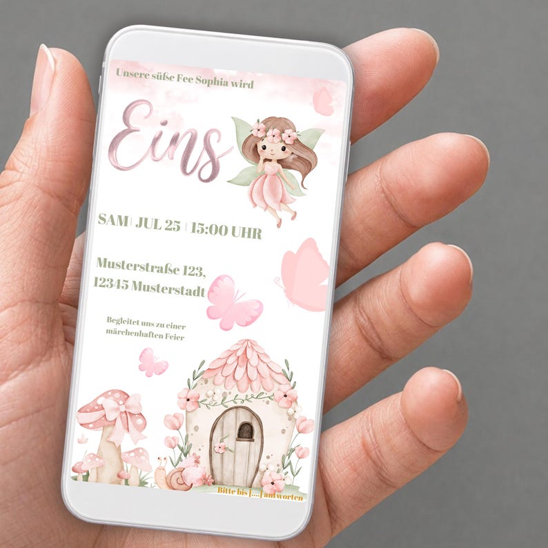 Op de afbeelding: Een smartphone toont een roze uitnodiging met een fee&euml;nthema. De uitnodiging bevat een fee&euml;nillustratie, het woord "Eins", evenementdetails en een fee&euml;nhuisafbeelding. De tekst is in het Duits.