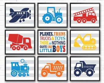 Puede incluir: Conjunto de nueve impresiones de arte de pared imprimibles que presentan varios vehículos en azul, rojo, amarillo y naranja. Las impresiones tienen un fondo a rayas gris y blanco. El texto en una impresión dice "PLANES, TRAINS, TRUCKS & TOYS THERE IS NOTHING QUITE LIKE LITTLE BOYS".