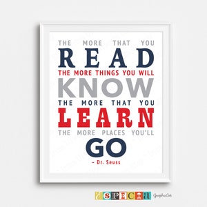 Puede incluir: Una cita motivacional de Dr. Seuss en un marco blanco con texto rojo, azul y gris. La cita dice: "Cuanto más LEAS, más cosas SABRÁS, cuanto más APRENDAS, más lugares IRÁS."