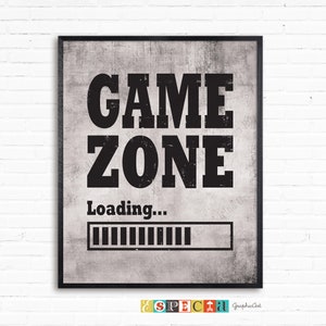 Może przedstawiać: Czarno-biały znak z efektem zużycia, na którym widnieje napis "GAME ZONE" z paskiem ładowania poniżej. Pasek ładowania jest prawie pełny.
