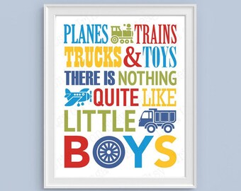 Puede incluir: Una impresión de guardería colorida con el texto "PLANES TRAINS TRUCKS & TOYS THERE IS NOTHING QUITE LIKE LITTLE BOYS". La impresión presenta ilustraciones de un avión, un tren, un camión y una llanta.