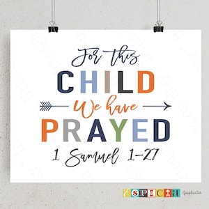 Può includere: Un cartello bianco stampabile con il testo "For this child we have prayed 1 Samuel 1-27" in lettere colorate. Le parole "child" e "prayed" sono in lettere grandi e in grassetto, ogni lettera di un colore diverso.