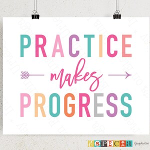 Op de afbeelding: Een kleurrijk, printbaar wanddecoratiedesign met de tekst "Practice makes progress" in een regenboog van kleuren. De tekst is in een vet, speels lettertype met pijlen aan beide kanten van het woord "makes".