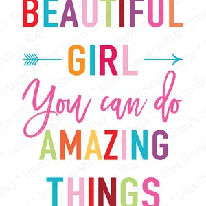以下が含まれることがあります： 「Beautiful Girl You Can Do Amazing Things」というカラフルなインスピレーションを与える引用文が、右を指す矢印と共に書かれています。言葉は、ピンク、赤、オレンジ、黄色、緑、青、紫、ターコイズブルーなど、虹色の色で書かれています。