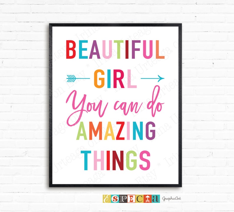 以下が含まれることがあります： 「Beautiful Girl You can do Amazing Things」というカラフルなモチベーションポスター。テキストは虹色のカラーで、黒いフレームで囲まれています。