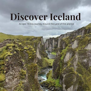 K&ouml;nnte beinhalten: Titelbild eines Reisef&uuml;hrers mit dem Titel "Discover Iceland" und dem Untertitel "An epic 14-Day Journey Around the Land of Fire and Ice". Das Bild zeigt eine malerische Ansicht eines Canyons mit einem Fluss, gr&uuml;nem Moos und bew&ouml;lktem Himmel.