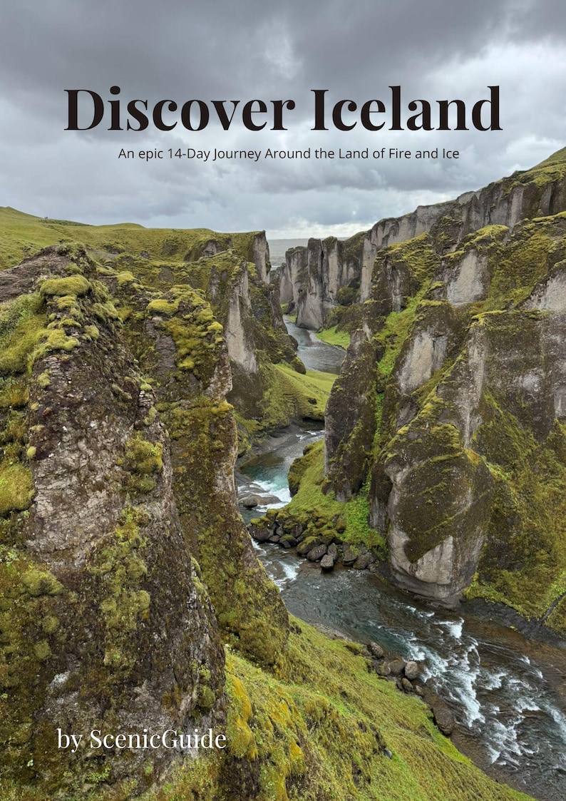 K&ouml;nnte beinhalten: Titelbild eines Reisef&uuml;hrers mit dem Titel "Discover Iceland" und dem Untertitel "An epic 14-Day Journey Around the Land of Fire and Ice". Das Bild zeigt eine malerische Ansicht eines Canyons mit einem Fluss, gr&uuml;nem Moos und bew&ouml;lktem Himmel.