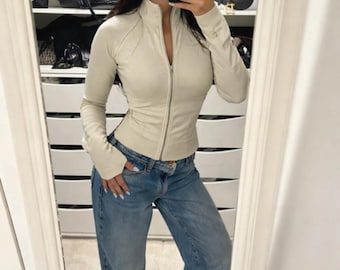 Krämfärgad skulpterande korsettjacka med dragkedja | Athleisure gymkläder, plus size finns