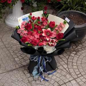 Bouquet di fiori artificiali color rosso rubino realizzati con scovolini, fiori con stelo in ciniglia fatti a mano, regalo romantico per lei.