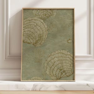Könnte beinhalten: Gerahmtes Kunstwerk mit maritimem Thema. Das Bild zeigt detaillierte Illustrationen von Muscheln und Korallen in Goldtönen auf einem gedämpften grünen Hintergrund. Der Rahmen ist hellbraun und verleiht einen natürlichen Touch. Das Kunstwerk ist rechteckig.