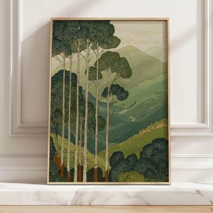 Puede incluir: Una impresión artística enmarcada que representa un paisaje forestal con árboles altos y colinas verdes. La obra de arte tiene una estética vintage con una paleta de colores apagados de verdes, marrones y cremas. La impresión se muestra en un marco de madera clara.