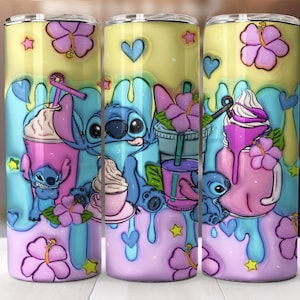 Puede incluir: Tres vasos de acero inoxidable con un dise&ntilde;o colorido que presenta al personaje Stitch, flores y bebidas. Los vasos tienen una combinaci&oacute;n de colores amarillo, azul y rosa con un acabado brillante. El dise&ntilde;o incluye corazones, estrellas y flores tropicales.