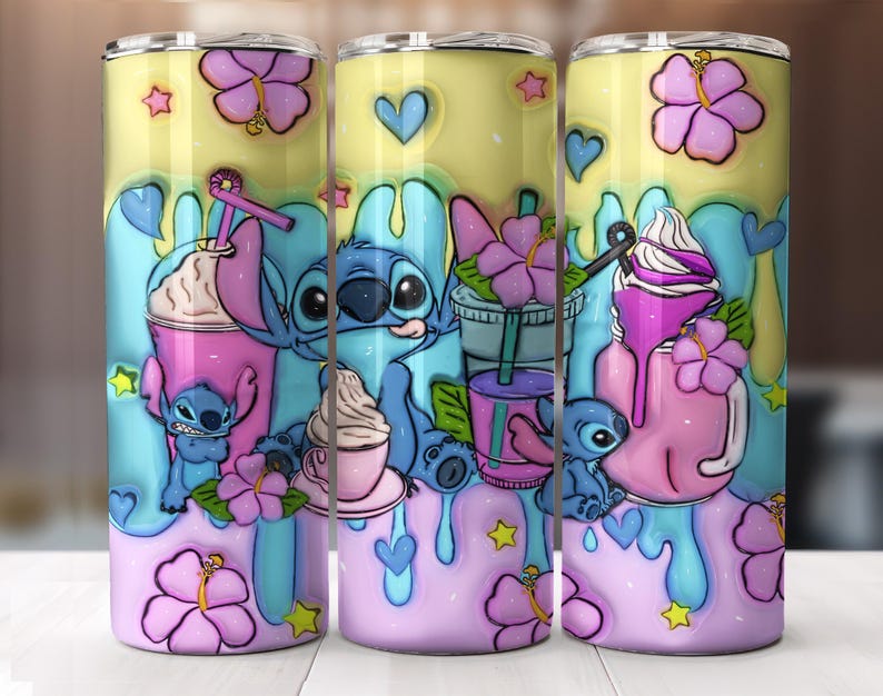 Puede incluir: Tres vasos de acero inoxidable con un dise&ntilde;o colorido que presenta al personaje Stitch, flores y bebidas. Los vasos tienen una combinaci&oacute;n de colores amarillo, azul y rosa con un acabado brillante. El dise&ntilde;o incluye corazones, estrellas y flores tropicales.