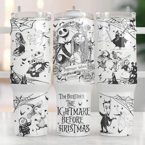Op de afbeelding: Witte beker met zwart-wit illustraties van personages en sc&egrave;nes uit "The Nightmare Before Christmas". Het ontwerp bevat Jack Skellington, Sally en andere personages, met de filmtitel prominent weergegeven.