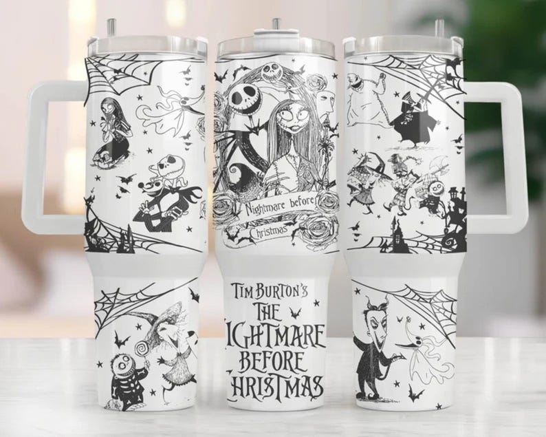 Op de afbeelding: Witte beker met zwart-wit illustraties van personages en sc&egrave;nes uit "The Nightmare Before Christmas". Het ontwerp bevat Jack Skellington, Sally en andere personages, met de filmtitel prominent weergegeven.