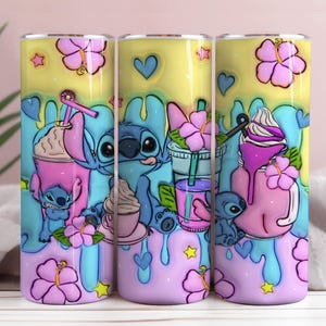 Puede incluir: Tres vasos de acero inoxidable con un dise&ntilde;o de dibujos animados colorido con Stitch, flores tropicales y bebidas. El fondo tiene una combinaci&oacute;n de colores amarillo, azul y rosa con efectos de pintura goteando. Los vasos son cil&iacute;ndricos.