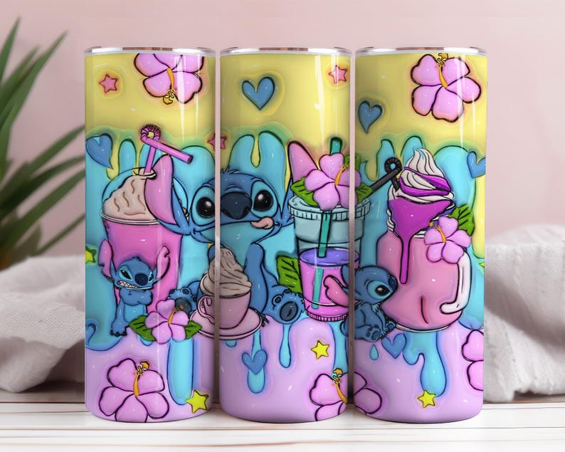 Puede incluir: Tres vasos de acero inoxidable con un dise&ntilde;o de dibujos animados colorido con Stitch, flores tropicales y bebidas. El fondo tiene una combinaci&oacute;n de colores amarillo, azul y rosa con efectos de pintura goteando. Los vasos son cil&iacute;ndricos.